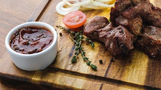 La grande sfida delle salse da barbecue: ecco le migliori 15 da comprare anche al supermercato