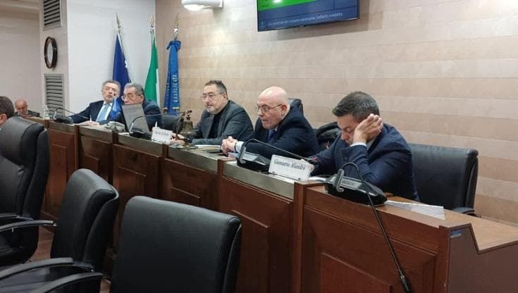 Regione Basilicata, centrodestra approva il ritorno dei vitalizi per i consiglieri. Ed è bufera