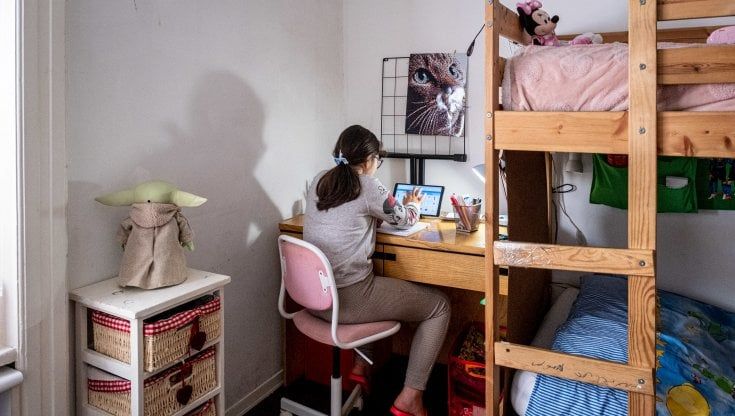 Scuole chiuse, la psicologa: "Dialogo e messaggi rassicuranti contro il disagio di bimbi e ragazzi a casa"