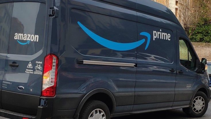 Amazon, multa da un miliardo: discrimina i venditori che non usano i suoi depositi e corrieri. Accuse all'algoritmo delle ricerche