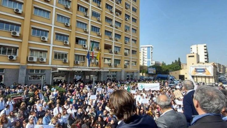 Ambulatori e laboratori d'analisi in sciopero, scatta la consegna delle chiavi all'assessorato