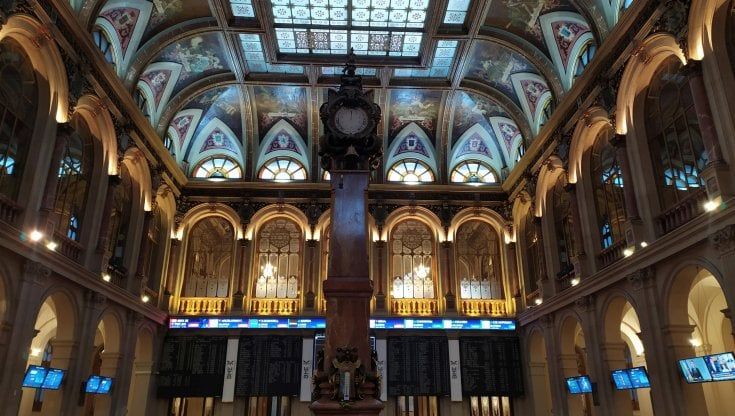 Le Borse rimbalzano dopo la maxi frenata per la guerra dei vaccini. In recupero il manifatturiero dell'Eurozona