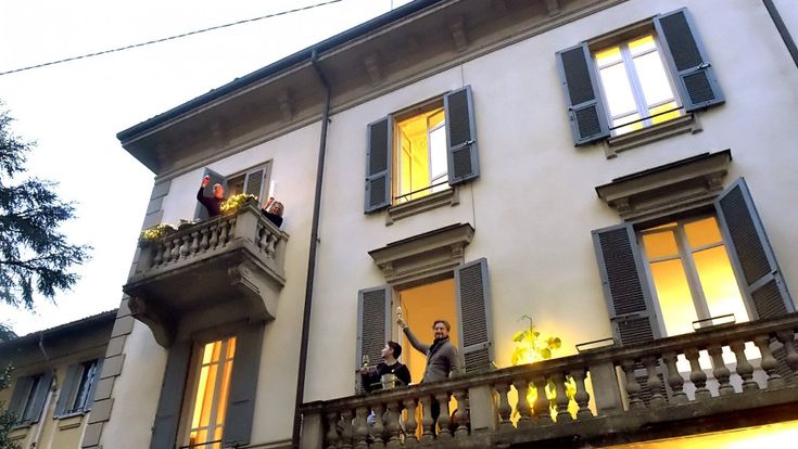 I nuovi riti, l’aperitivo via Skype:  4 amiche (non al bar)  ai tempi del coronavirus