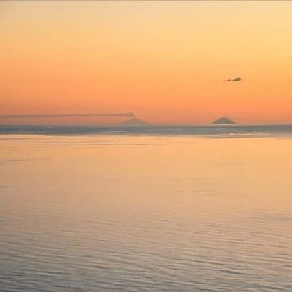 Maratea, tramonto mozzafiato: dalla costa si vedono l'Etna e Stromboli
