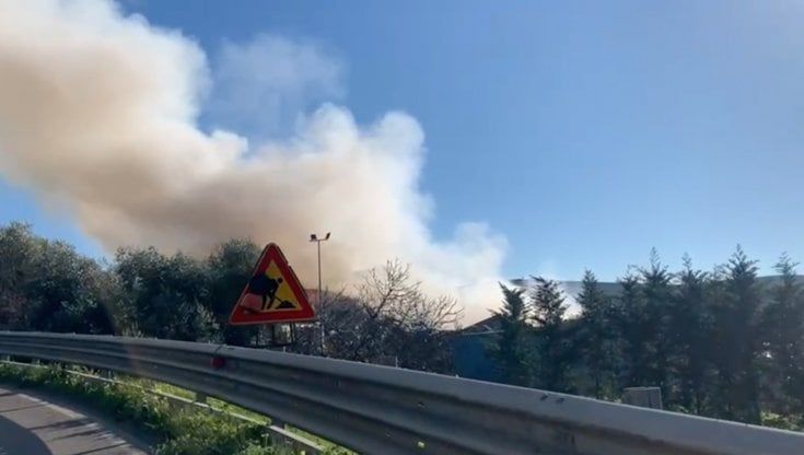 Rifiuti, l'incendio di Modugno "quasi del tutto spento". Ma l'Arpa non ha rilevato valori di diossina anomali
