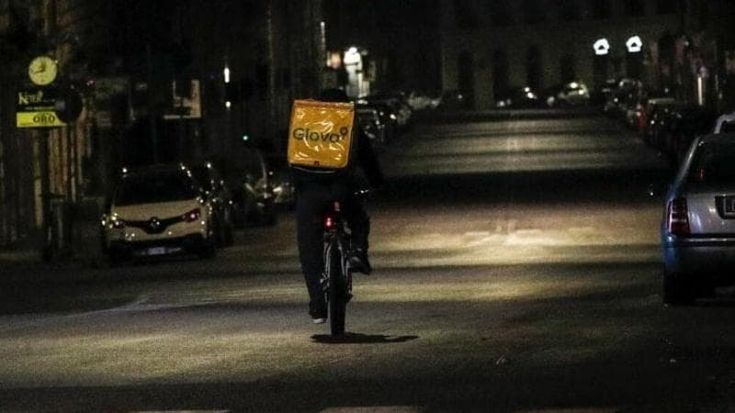 Rider ferito alla testa da una baby gang e portato in ospedale: “Ma prima fatemi fare la consegna”