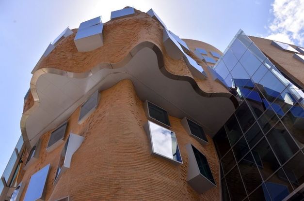 Il palazzo &egrave; 'accartocciato': il debutto a Sydney di Frank Gehry