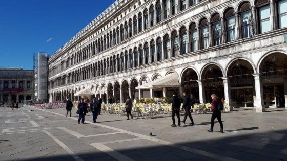 Coronavirus, Venezia: in piazza San Marco i caffé offrono l'aperitivo