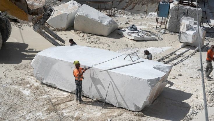 Carrara, i cavatori del marmo battono al Tar il Comune: “Sistema di tracciamento e tassazione dei blocchi da rifare”