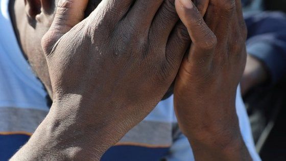 Migranti, i medici di Pozzallo a Minniti: "Quasi tutti subiscono torture"