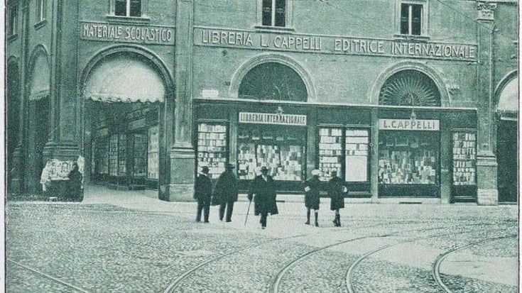 Quella lenta scomparsa delle librerie dentro porta. Ma c’è anche chi resiste