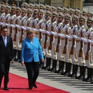 Merkel a Pechino per disinnescare la grana dazi. Ma sull'Iran è fronte comune