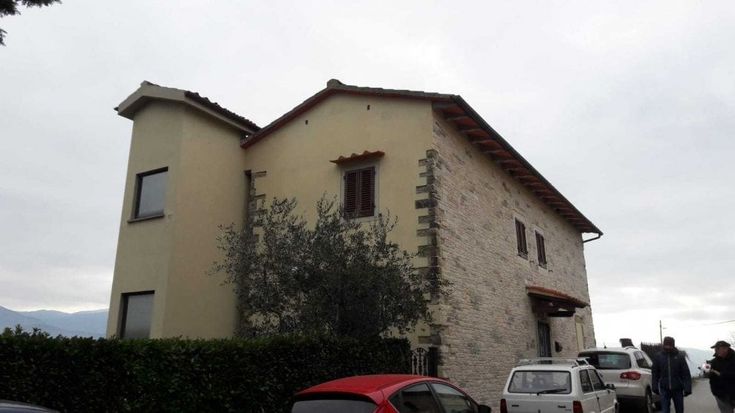 Rignano, fotografi e telecamere la mattina dopo l'arresto davanti a casa Renzi
