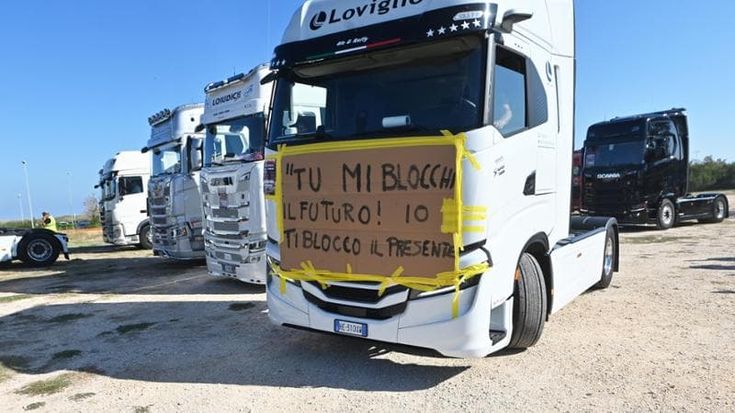 Il blocco dei tir svuota gli scaffali anche a Bologna: scarseggiano pomodori e clementine