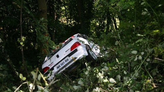 Brescia, commissario investito e ucciso durante il rally: indagati il pilota e gli organizzatori 