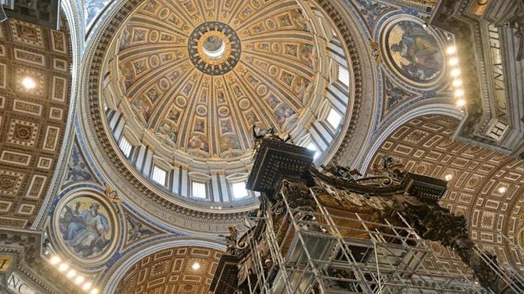 Altare di San Pietro, lavori sulle colonne di Bernini: non venivano restaurate dal Settecento