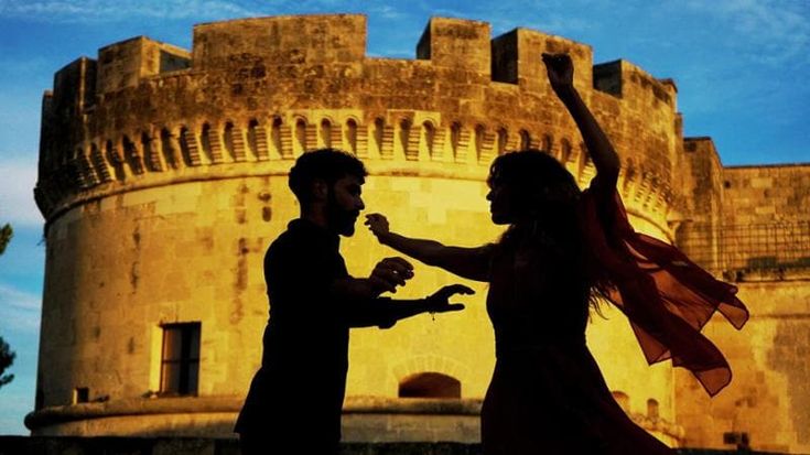Ormai la Puglia è solo una grande illusione: fra orecchiette e tarantate ci siamo giocati l’identità