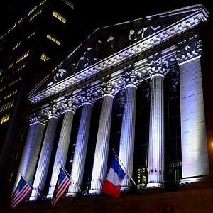 Gli attacchi di Parigi minacciano Borse e crescita