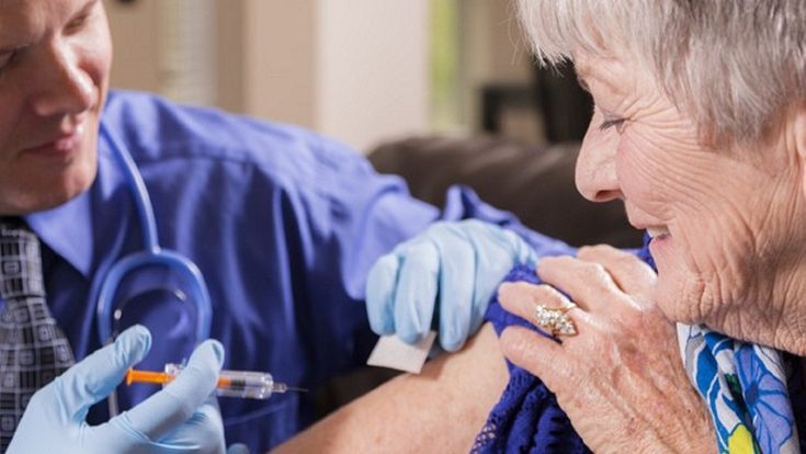Vaccini: anche dopo i 50 anni salva la vita