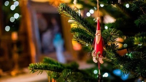 Doctor House: è caduto dalla scala preparando l'albero di Natale. Perché?