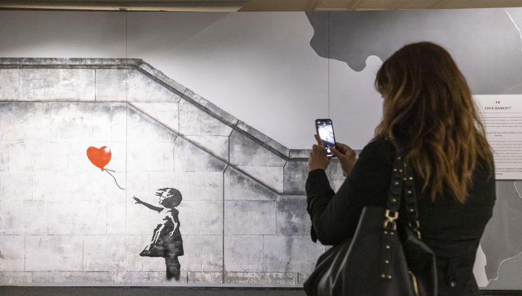 Banksy il misterioso: al Teatro Nuovo di Milano in mostra le foto delle sue opere