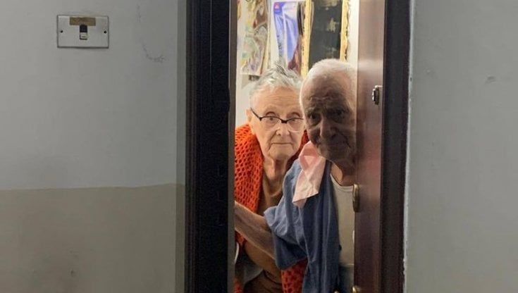 A 97 anni positiva al Covid, a casa con il marito di 100: "Non hanno febbre né tosse, stanno bene"