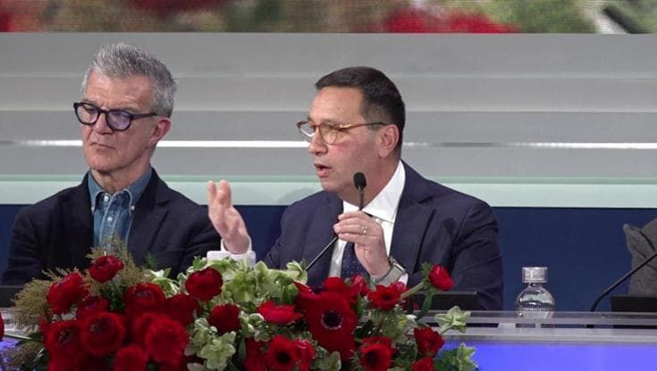 Sanremo, la Rai sul Tony Effe-gate per la collana rimossa: "L'oggetto non può essere riconoscibile"
