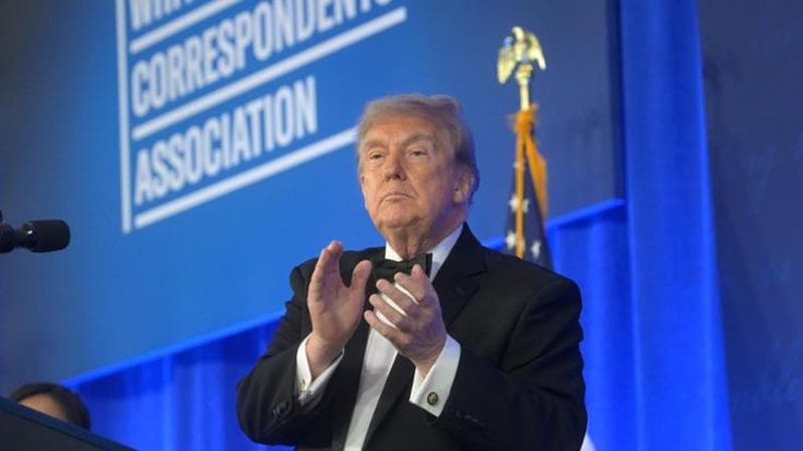“Lo Smithsonian è troppo woke”: i cartelli di Trump contro il museo