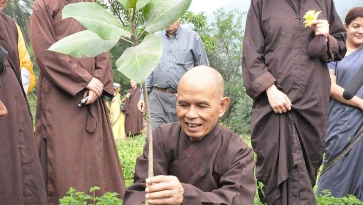 Poesia. Perché bisogna leggere "Chiamami con i miei veri nomi" di Thich Nhat Hanh, uno dei più grandi maestri zen viventi
