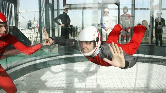 Milano, ecco com'è lanciarsi nel simulatore di caduta libera più grande del mondo: "Qui tutti possono volare"