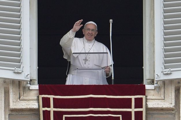 Aids, il Papa: "Cure accessibili a tutti.Prego per malati, medici e ricercatori"
