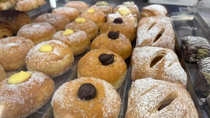 Il bancone di dolci e salati da Reborneat è gluten free