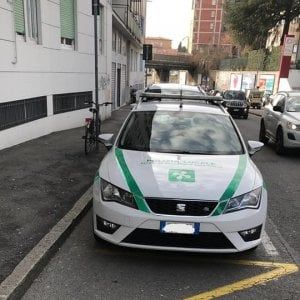 Agente suicida, era stato preso di mira sui social per la sosta in un posto disabili, ma aveva pagato la multa