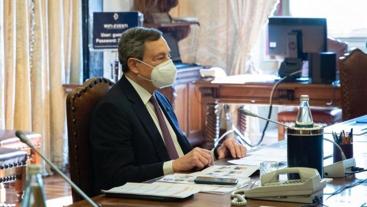  Governo, la scrivania di Draghi alle consultazioni: il "facciario" dei parlamentari, cellulare e igienizzante