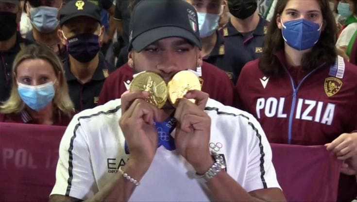 Tokyo 2020, Jacobs si gode l'accoglienza trionfale a Fiumicino: "Si deve sempre credere ai sogni"