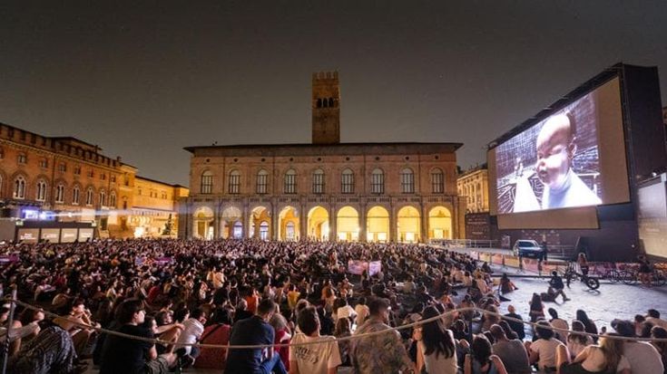 Cinema sotto le stelle in piazza Maggiore: ecco il cartellone, gli ospiti, i 57 film