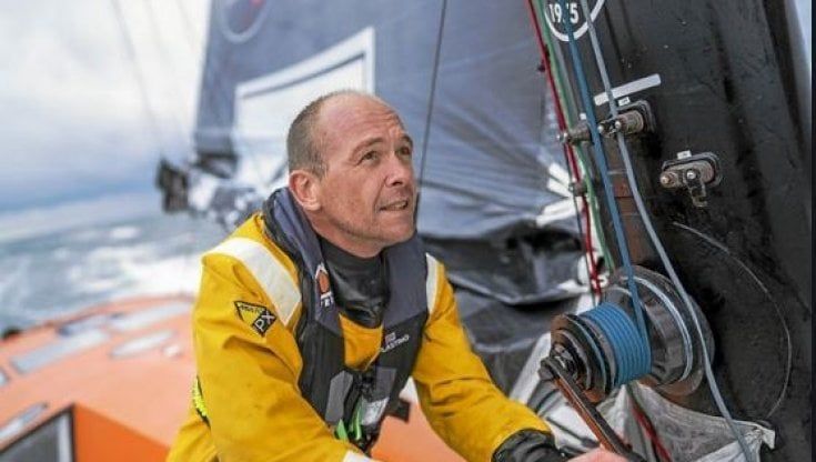 Vela, naufragio alla Vendée Globe: Escoffier lancia l'Sos, quattro avversari in rotta per i soccorsi. E si salva