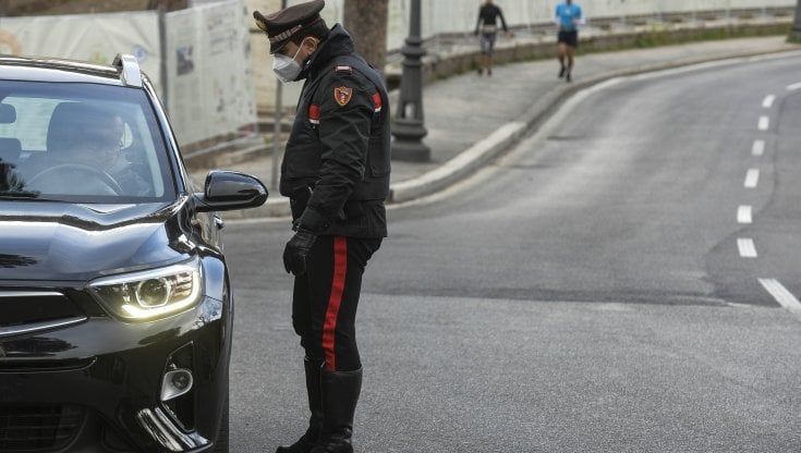 Brindisi, 41enne ferito da fucilata mentre era in auto: un uomo interrogato dai carabinieri
