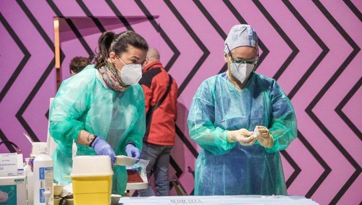 Vaccini Sputnik e cinese, il microbiologo Rasi: "Senza informazioni non possiamo accettarli"