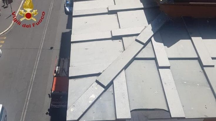 Cade un pezzo di cornicione, bimbo di 10 anni ferito alla testa: tragedia sfiorata vicino palazzo Chigi