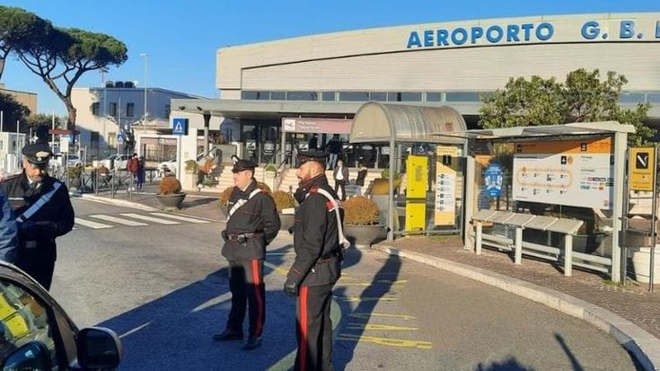 Ciampino, autonoleggio fantasma in aeroporto: pagavano online ma non c’erano né ufficio né auto