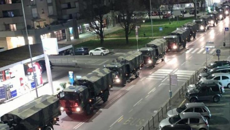 Covid, da Conte a Letta, la politica ricorda le vittime. Sui social le foto dei camion con le bare: "Non dimentichiamo i nostri cari"