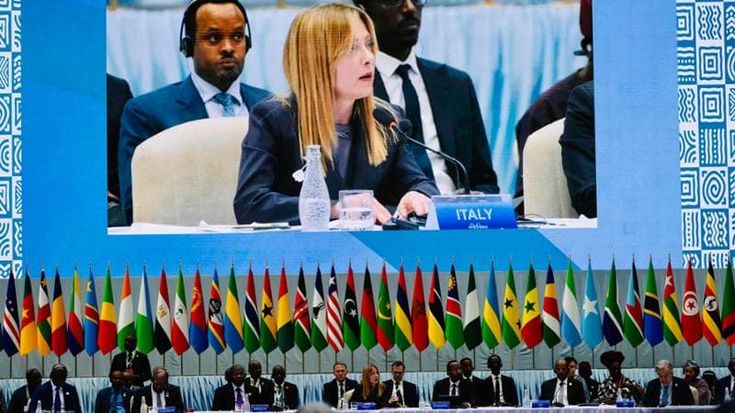Meloni l’africana diserta il vertice di Monaco: imbarazzo per il gelo Ue su Trump