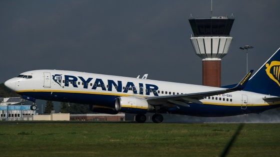 Lecce, tennista disabile mette in mora Ryanair: "Costretto a un supplemento per la carrozzina"