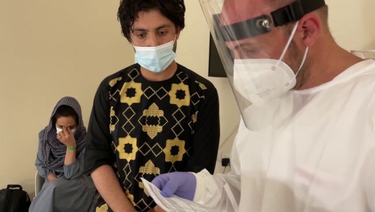 I profughi afghani a Ponticelli, sorrisi e mani sul cuore: "Grazie, qui siamo fuori pericolo"