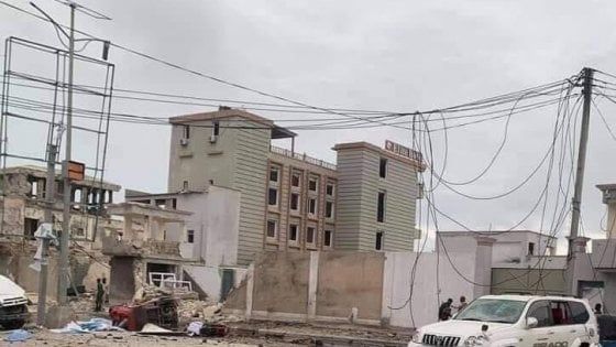 Mogadiscio, attacco suicida di Al Shabaab all'hotel Elite: 21 morti, tra cui i 5 jihadisti. Il proprietario: "Continuerò a investire"
