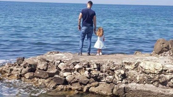 Rinuncia alla carriera a Milano e torna in Puglia: "Sono precario, ma mia figlia ora respira bene". Il post di un padre conquista i social