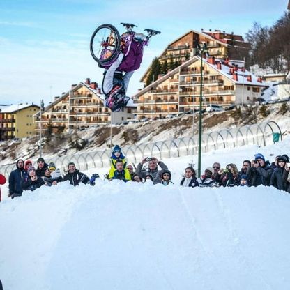 Il "quasi" record di Ilaria: un salto mortale in carrozzina sulla neve 
