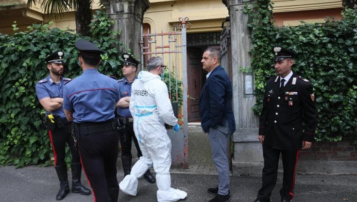 Omicidio a Bologna, Giuseppe Marra trovato morto in un palazzo di via Zanolini. Indagata la moglie
