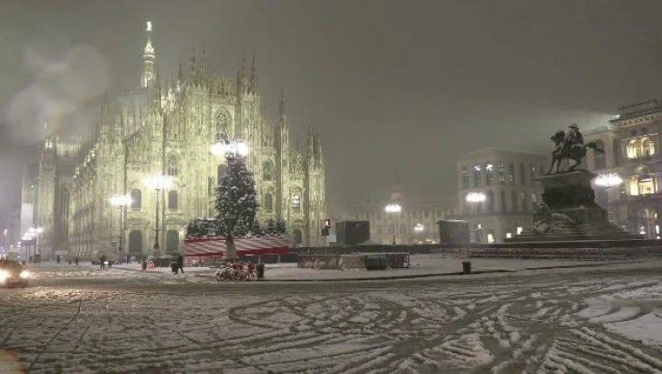 Maltempo in Lombardia, Milano si risveglia sotto la neve. Disagi e alberi caduti, donna ferita da un palo